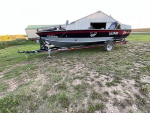 lot 670 image: 1996 Lund Pro V 1890 - 150 Mercury with Kicker Motor - K-Dee Launcher Trailer
