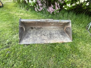lot 742 image: 72 Skid Loader Bucket