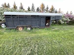 lot 735 image: 27 Steel 5th Wheel Stock Trailer