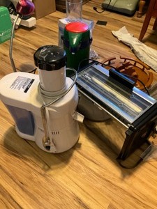 lot 578 image: Kitchen Appliances, Broil-King Bake n Broil, Jack LaLannes Power Juicer, Juice Ma Juicer