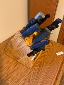 lot 595 image: Knife Block with 18 Knives
