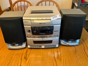 lot 598 image: Audiovox Radio AMFMCassette with Speakers
