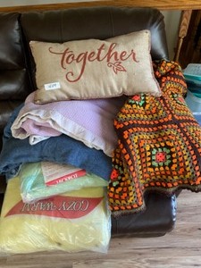 lot 509 image: Lot of Misc Blankets