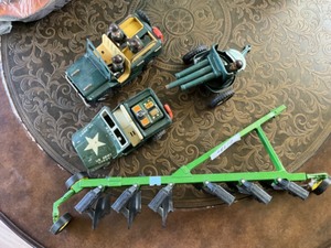 lot 417 image: Vintage Toys - US Army 00537 Truck, JD plow, Army truck