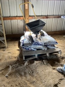 lot 692 image: Vaporizer Ice Melt with spreader