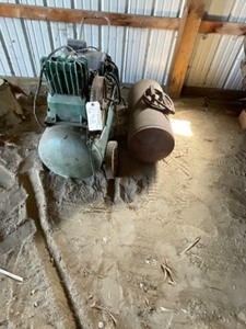 lot 698 image: Compressor, Air tank, (Parts-Repair)