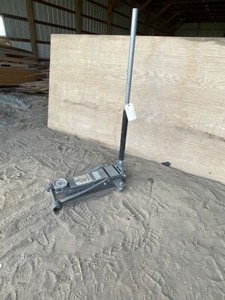 lot 725 image: 3 Ton Heavy Duty Floor Jack