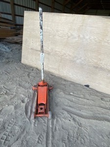 lot 726 image: Floor Jack