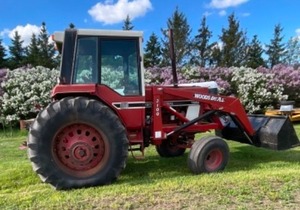 lot 743 image: International 1586 with Cab & Loader
