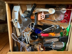 lot 443 image: Large drawer of kitchen utensils
