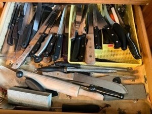 lot 444 image: Large drawer of kitchen utensils
