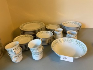 lot 454 image: Everbrite Dish Set of 8, 4 Cups, Cream & Sugar