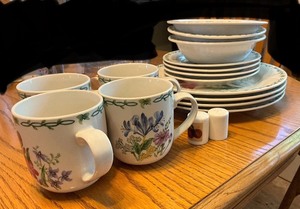 lot 457 image: Floral Thompson Dish Set 4pc, Plates, Bowl, Cups