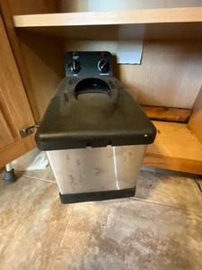 lot 463 image: Deep Fryer, Breville juicer, New Hamilton Beach Blender, Pressure Cooker part, Angel Food Pan, Pitchers