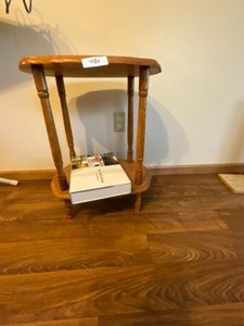 lot 486 image: Small end table