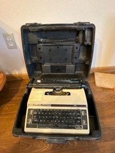 lot 489 image: Vintage Typewriter