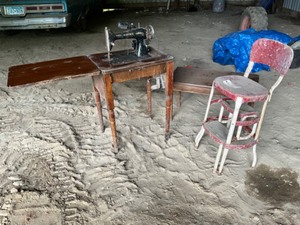 lot 603 image: Piano Bench Stool Vintage Singer