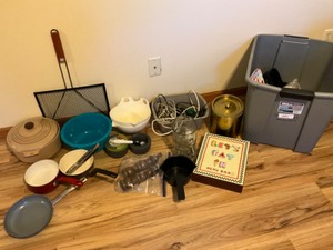 lot 581 image: Large Lot of Pots and Pans, Bowls, Salt & Pepper Shakers