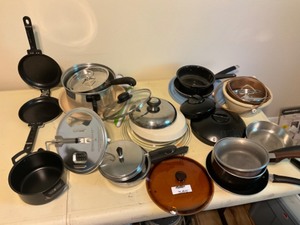 lot 585 image: Large Lot of Pots & Pans