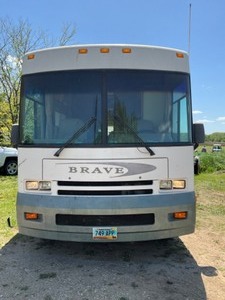 lot 600 image: 2000 Winnebago Brave with 1 slide