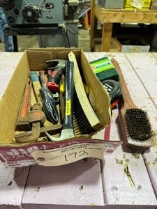 lot 172 image: Hammer, wirecutter, tape measure, wire brush, Scotch Brite