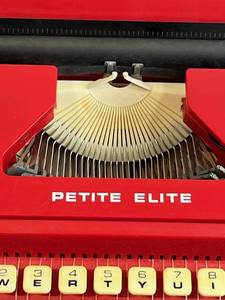 lot 59 image: Vintage Petite Elite Red Lightweight Typewriter (1978, England) Model T4431 in Working Condition
