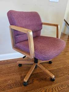 lot 40 image: Cozy Office Adjustable Chair