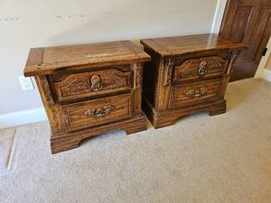 lot 23 image: Traditional Oak Nightstand Pair