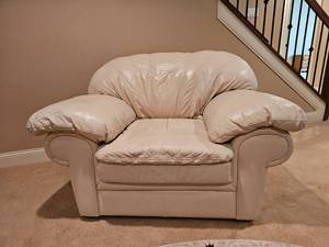 lot 17 image: Huntington Furniture Oversized White Leather Armchair