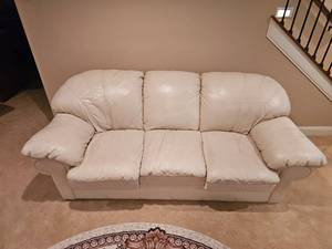 lot 18 image: Huntington Furniture Oversized White Leather Sofa