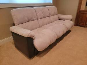 lot 52 image: Modern Grey Tufted Futon Sofa