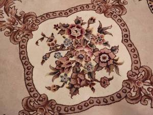 lot 29 image: Gorgeous Round Area Rug - 710 - Beige  Black  Rose