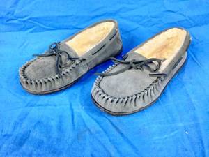 lot 92 image: New Minnetonka Moccasin Slippers in Charcoal, Mens Size 7