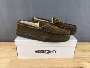 lot 121 image: Minnetonka Pile Lined Hardsole Shoes Mens Size 11W - Chocolate  N