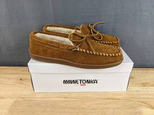 lot 124 image: Minnetonka Pile Lined Hardsole Shoes Mens Size 9.5  N