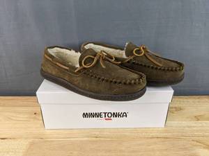 lot 123 image: Minnetonka Pile Lined Shoes Mens Size 9.5M - Autumn Brown  N
