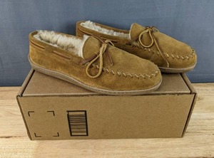 lot 104 image: Mens Minnetonka Moccasin Sheepskin Hardsole Slipper Size 9 N