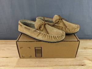lot 111 image: New Tan Minnetonka Moccasins, Mens Size 10EE Pile-Lined Hardsole Slippers N