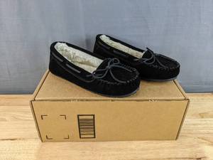 lot 110 image: Sperry Womens Black Leather Moccasins with Faux Fur Lining, Size 6 N