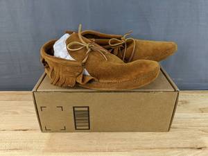 lot 109 image: New Mens Minnetonka Classic Fringe Boots, Size 13 N