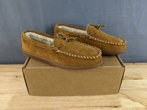 lot 105 image: New Mens Minnetonka Pile Lined Hardsole, Size 10.5 N