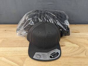 lot 366 image: 12 Brand New Dark Grey Yupoong Flexfit Tech Snap Back Hats, OSFM A
