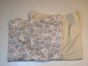 lot 403 image: Two New Pair of Womens Capris New York & Co Rafaella Gray Cream Tan Size 10P