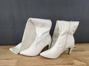 lot 59 image: Womens White Dream Pair Pointy Toe Thigh High Stiletto Boots, Size 9.5 L