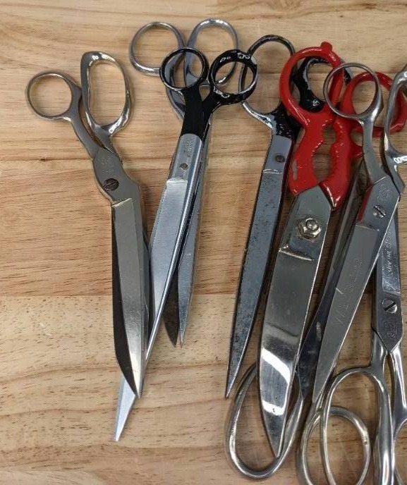 lot 101 image: Lot of 10 Pairs of Metal Scissors E