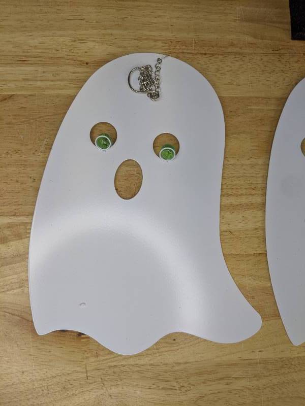 lot 69 image: New Adorable Set of 3 Hanging Ghosts with Light-Up Lantern Q
