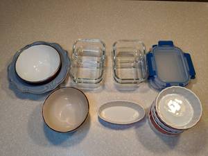 lot 404 image: Bowls Divided Glass Containers with Covers P