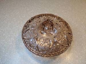 lot 412 image: Beautiful Pink Round Candy Dish With Lid P