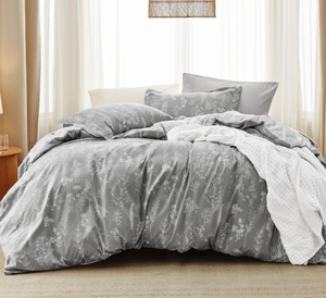 lot 453 image: Bedsure King Grey Comforter