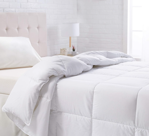 lot 470 image: Comforter Duvet Insert, Measures 68 x 90